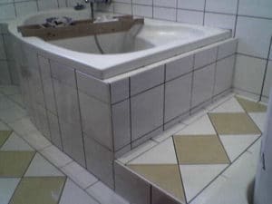 Fliesen im Badezimmer zwischen Badewanne und Dusche